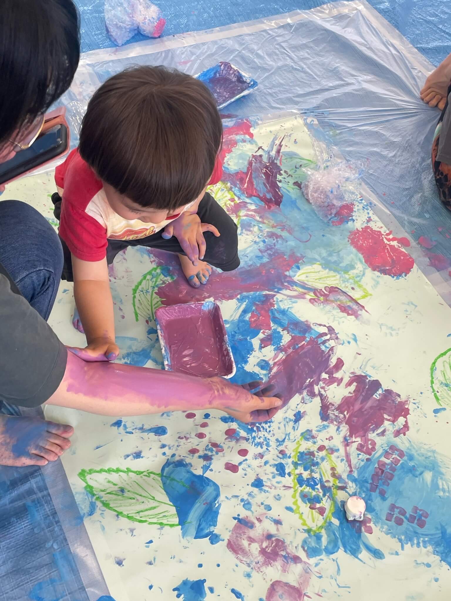 絵の具遊びをする子どもの写真