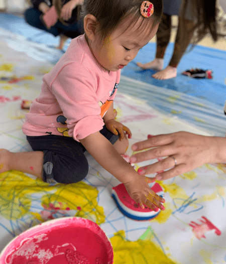 絵の具遊びをする子どもの写真